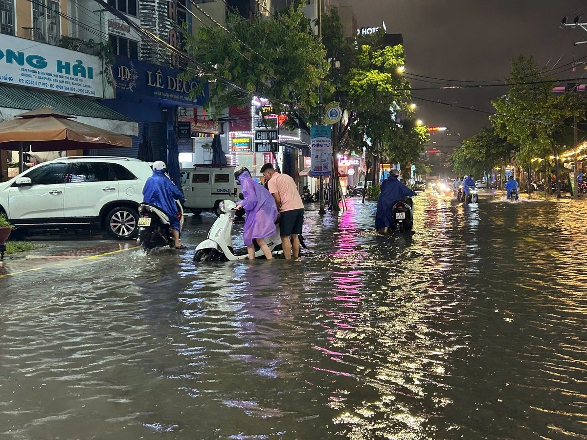 Đoạn đường Núi Thành cũng bị ngập nặng, nhiều phương tiện bị chết máy. Ảnh: Lan Anh. Đoạn đường Núi Thành cũng bị ngập nặng, nhiều phương tiện bị chết máy. Ảnh: Lan Anh.