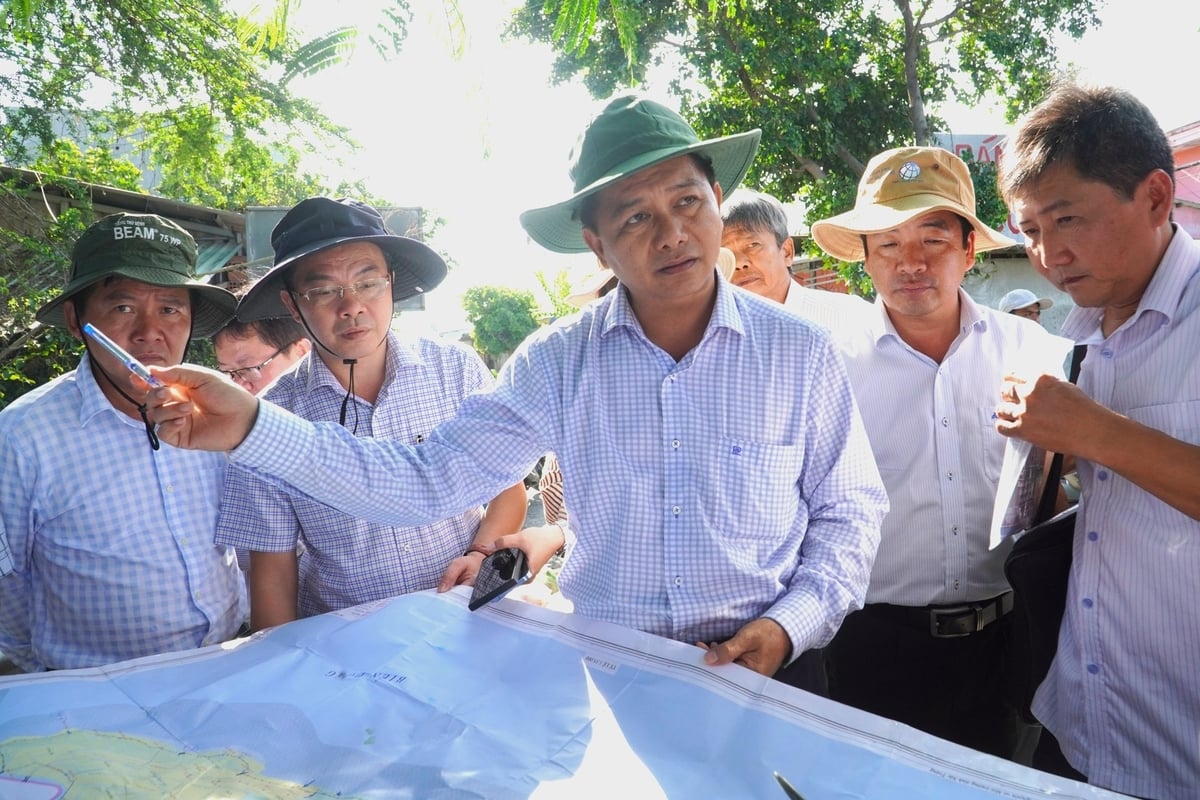 Ông Trần Văn Lâu trong chuyến kiểm tra về hạ tầng vùng nuôi trồng thủy sản. Ảnh: Kim Anh. Ông Trần Văn Lâu trong chuyến kiểm tra về hạ tầng vùng nuôi trồng thủy sản. Ảnh: Kim Anh.