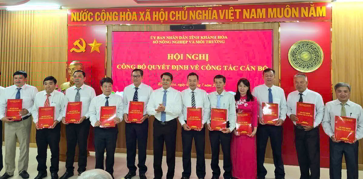 Các đơn vị trực thuộc được lãnh đạo Sở Nông nghiệp và Môi trường Khánh Hòa trao quyết định bổ nhiệm. Ảnh: KS. Các đơn vị trực thuộc được lãnh đạo Sở Nông nghiệp và Môi trường Khánh Hòa trao quyết định bổ nhiệm. Ảnh: KS.