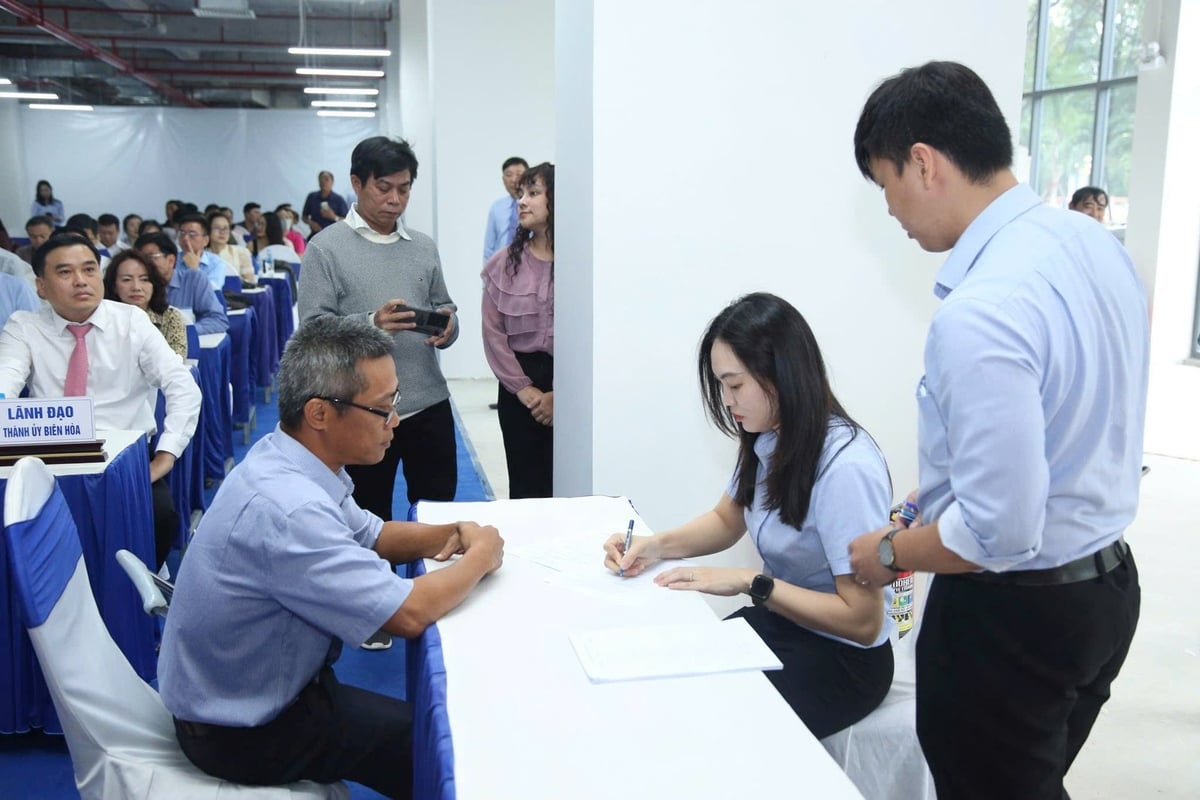 Người dân nhận bàn giao nhà ở xã hội. Ảnh: Hoàng Phúc. Người dân nhận bàn giao nhà ở xã hội. Ảnh: Hoàng Phúc.