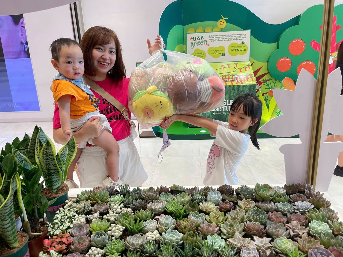 Chị Hải Anh mong muốn thông qua hoạt động này, con hiểu giá trị của tái sử dụng và bảo vệ môi trường. Ảnh: Việt Anh. Chị Hải Anh mong muốn thông qua hoạt động này, con hiểu giá trị của tái sử dụng và bảo vệ môi trường. Ảnh: Việt Anh.