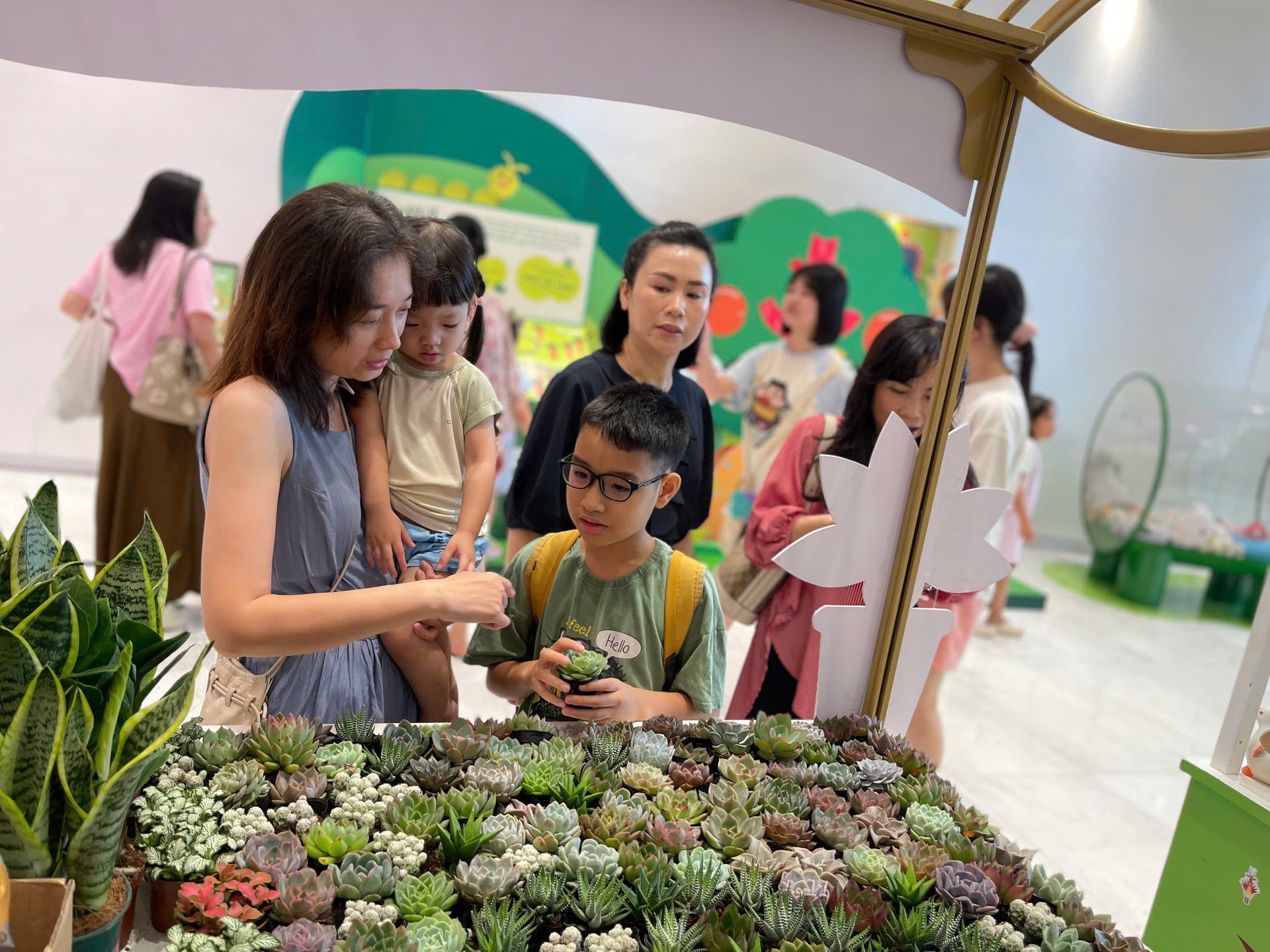 Nhật Anh (9 tuổi, Cầu Giấy) mang gấu đến đổi và nhận cây về trồng. Ảnh: Việt Anh. Nhật Anh (9 tuổi, Cầu Giấy) mang gấu đến đổi và nhận cây về trồng. Ảnh: Việt Anh.