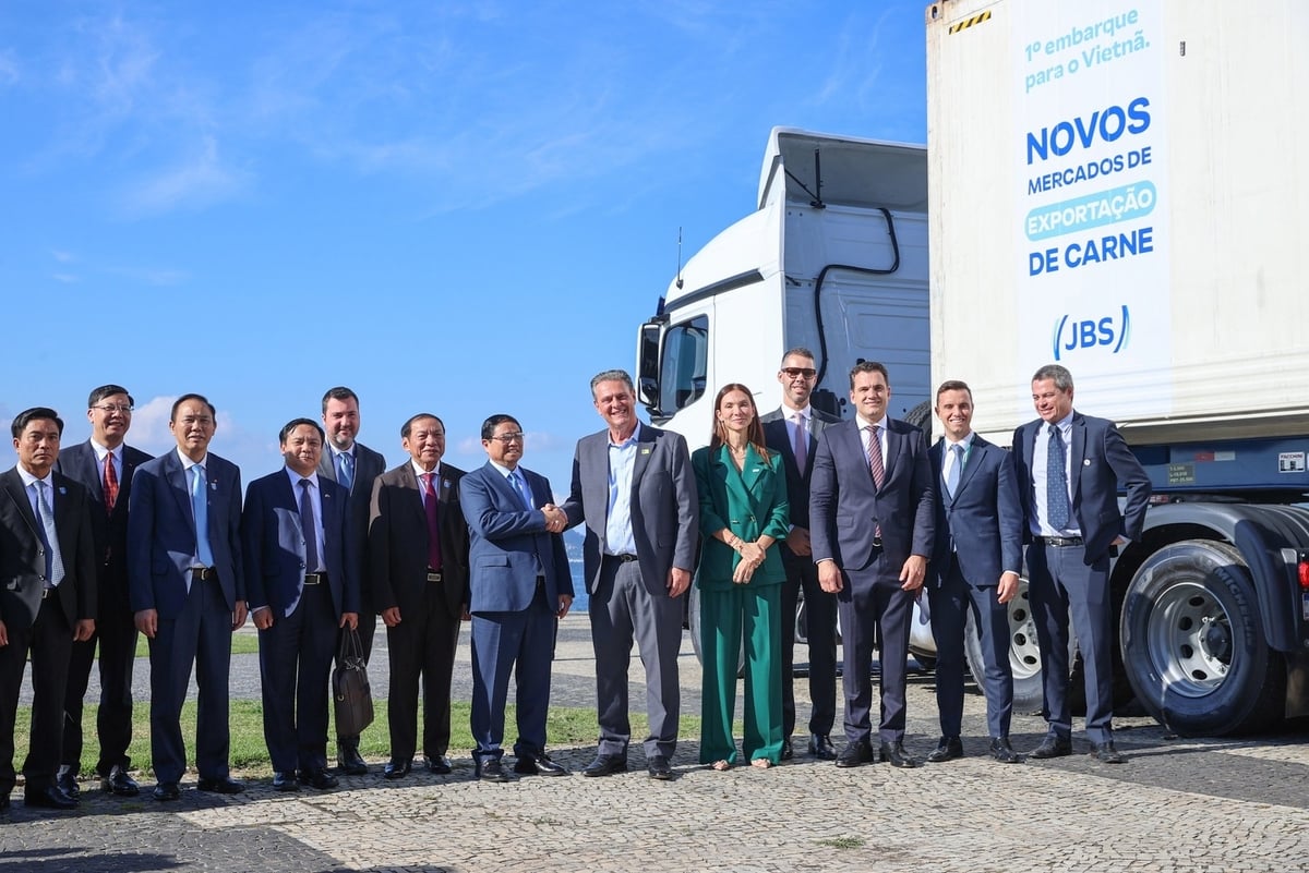 Thủ tướng cùng các đại biểu tại lễ chứng kiến container thịt bò đầu tiên của Brazil xuất khẩu sang Việt Nam. Ảnh: VGP. Thủ tướng cùng các đại biểu tại lễ chứng kiến container thịt bò đầu tiên của Brazil xuất khẩu sang Việt Nam. Ảnh: VGP.