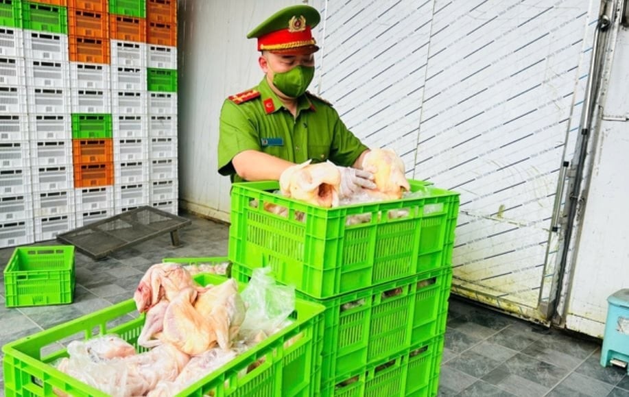 Công an TP Hà Nội phối hợp với Chi cục QLTT Hà Nội bắt giữ hơn 20 tấn gà 'bẩn' chuẩn bị tuồn ra thị trường. Ảnh: Công an TP Hà Nội. Công an TP Hà Nội phối hợp với Chi cục QLTT Hà Nội bắt giữ hơn 20 tấn gà 'bẩn' chuẩn bị tuồn ra thị trường. Ảnh: Công an TP Hà Nội.