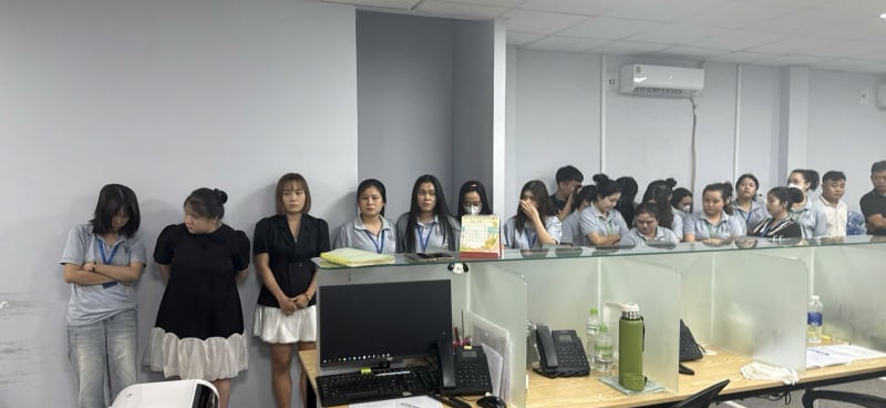 Trong đường dây lừa đảo này có 80 bị can là nữ. Ảnh: CAND. Trong đường dây lừa đảo này có 80 bị can là nữ. Ảnh: CAND.