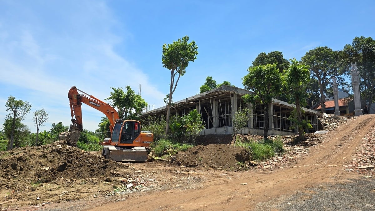 Công trình kiên cố xây dựng trên hành lang thoát lũ sông Hồng. Ảnh: Kiên Trung. Công trình kiên cố xây dựng trên hành lang thoát lũ sông Hồng. Ảnh: Kiên Trung.