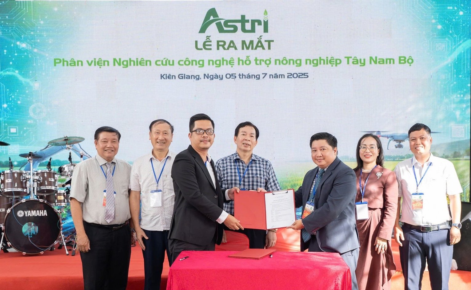 Lễ ký kết giữa Phân viện Astri Tây Nam Bộ và Công ty TNHH Nông nghiệp sạch Hữu cơ Toàn Cầu. Ảnh: Ngọc Chinh. Lễ ký kết giữa Phân viện Astri Tây Nam Bộ và Công ty TNHH Nông nghiệp sạch Hữu cơ Toàn Cầu. Ảnh: Ngọc Chinh.
