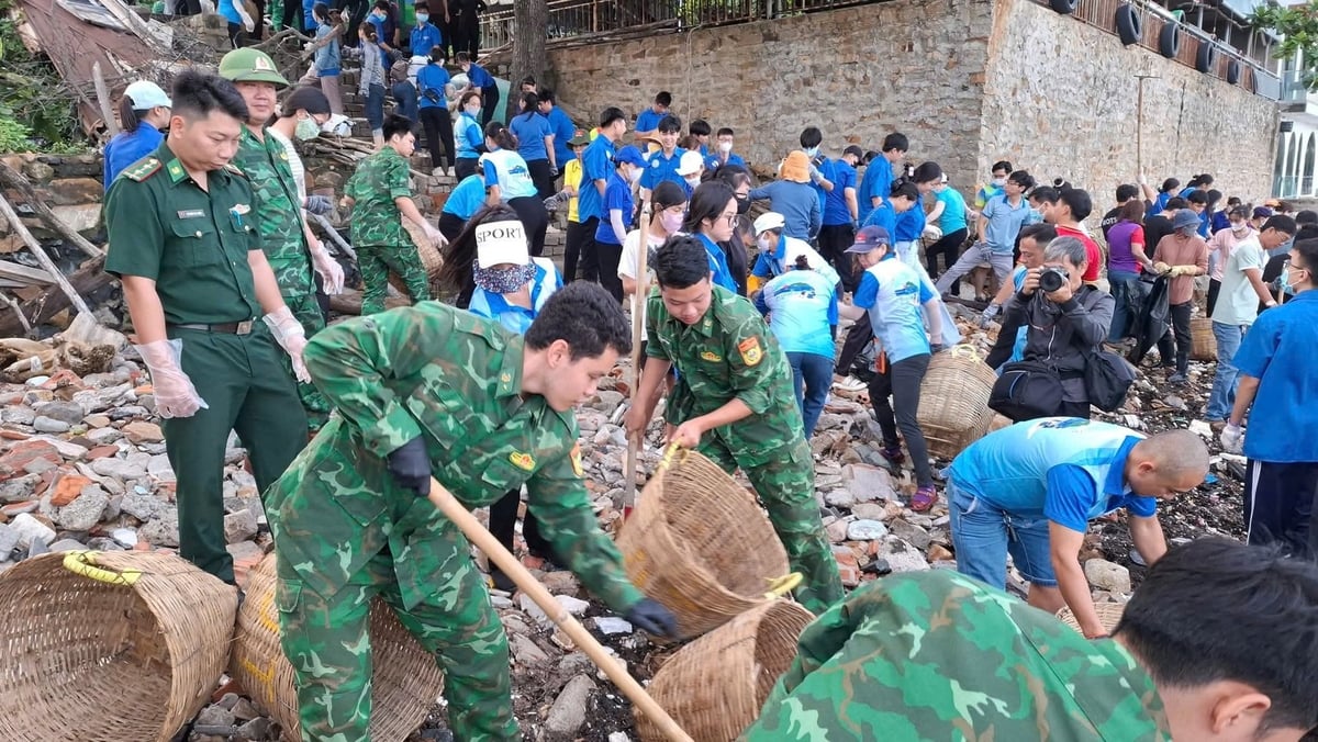 Cán bộ, chiến sĩ Đồn Biên phòng Bến Đá và các lực lượng tiến hành thu gom rác thải khu vực biển Bãi Dâu thuộc phường Vũng Tàu, TP HCM. Ảnh: Quang Anh.