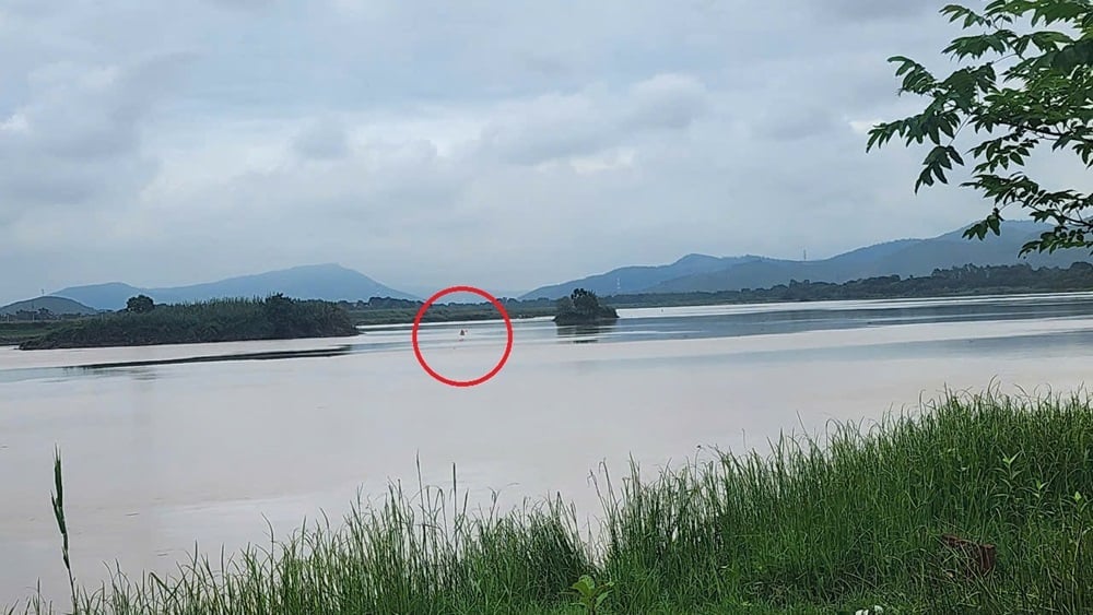 Mỏ cát số 62 cắm phao mốc giới theo quy định (hình tròn đỏ). Ảnh: Nguyễn Dũng. Mỏ cát số 62 cắm phao mốc giới theo quy định (hình tròn đỏ). Ảnh: Nguyễn Dũng.