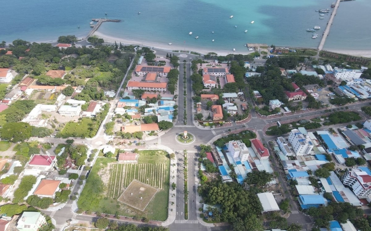 Côn Đảo đã và đang đối mặt với thách thức về rác thải sinh hoạt lên tới khoảng 27 tấn/ngày. Ảnh: Lê Bình. Côn Đảo đã và đang đối mặt với thách thức về rác thải sinh hoạt lên tới khoảng 27 tấn/ngày. Ảnh: Lê Bình.