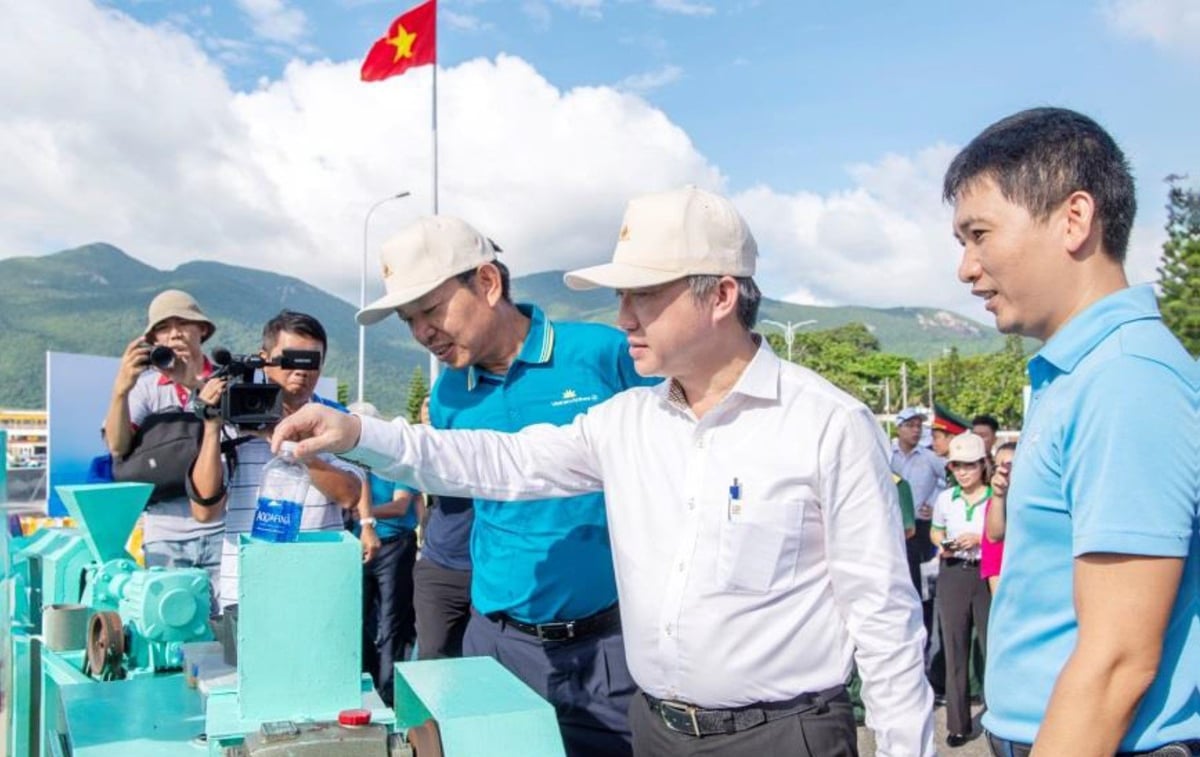 Ông Đặng Minh Thông, Phó Bí thư Thành ủy TP.HCM, tham quan các mô hình góp phần giảm thải nhựa tại Côn Đảo. Ảnh: UBND đặc khu Côn Đảo. Ông Đặng Minh Thông, Phó Bí thư Thành ủy TP.HCM, tham quan các mô hình góp phần giảm thải nhựa tại Côn Đảo. Ảnh: UBND đặc khu Côn Đảo.