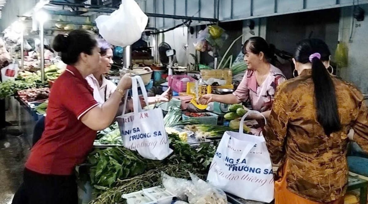 Các pano cũ được Hội Phụ nữ đặc khu Côn Đảo chế tạo thành túi xách, phát miễn phí cho Hội viên để đi chợ. Ảnh: Lê Bình. Các pano cũ được Hội Phụ nữ đặc khu Côn Đảo chế tạo thành túi xách, phát miễn phí cho Hội viên để đi chợ. Ảnh: Lê Bình.