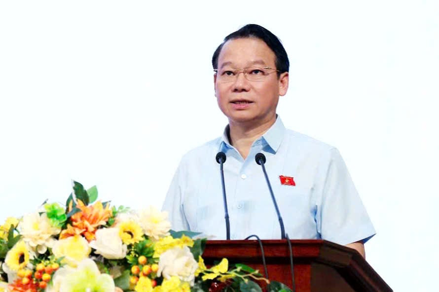 Bộ trưởng Đỗ Đức Duy thông tin một cách khái quát về tình hình phát triển kinh tế - xã hội của đất nước, giải trình, tiếp thu một số ý kiến, kiến nghị của cử tri. Ảnh: Thanh Tiến.