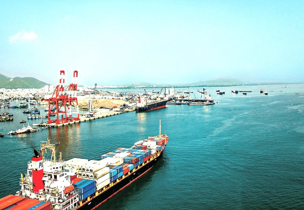 Cảng Quy Nhơn (Gia Lai) là một trong những cảng lớn, mỗi năm, sản lượng hàng hóa thông qua đạt khoảng 13-14 triệu tấn. Ảnh: V.Đ.T. Cảng Quy Nhơn (Gia Lai) là một trong những cảng lớn, mỗi năm, sản lượng hàng hóa thông qua đạt khoảng 13-14 triệu tấn. Ảnh: V.Đ.T.