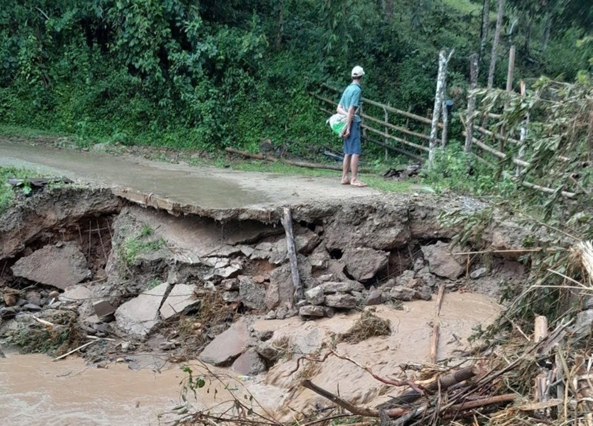 Một số tuyến đường vào bản ở xã biên giới Na Loi bị sạt lở, chia cắt. Ảnh: Người dân cung cấp.