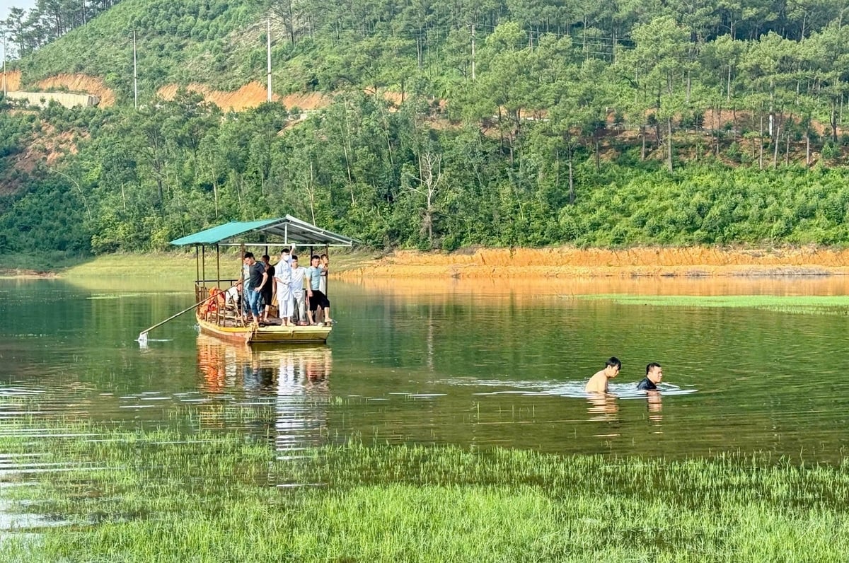 Đến sáng nay (6/7) các lực lượng chức năng mới tìm thấy thi thể của 2 vợ chồng bị đuối nước. Ảnh do cơ quan chức năng cung cấp. Đến sáng nay (6/7) các lực lượng chức năng mới tìm thấy thi thể của 2 vợ chồng bị đuối nước. Ảnh do cơ quan chức năng cung cấp.
