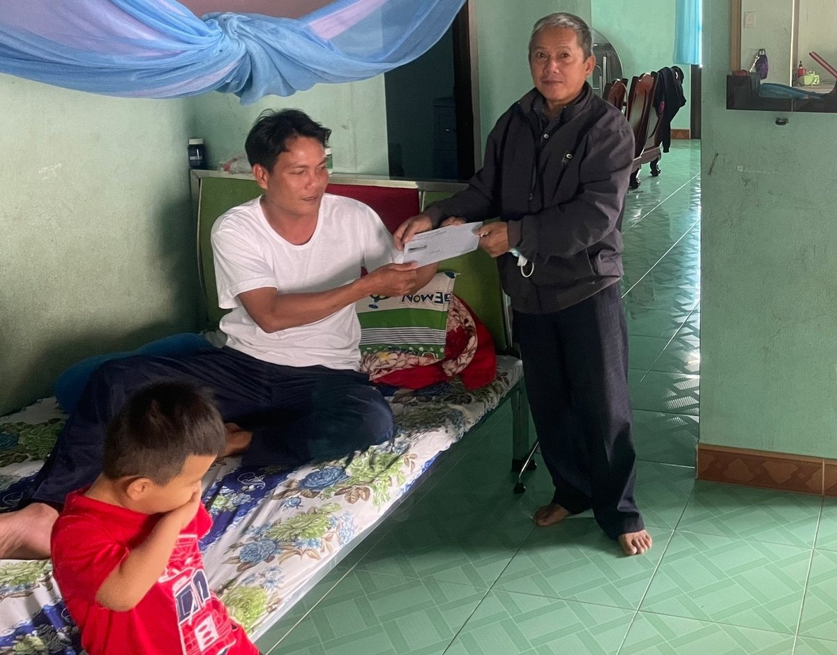 Đại diện Nghiệp đoàn nghề cá phường Phổ Quang (cũ) thăm hỏi và tặng quà ngư dân Ngô Tấn Lộc bị nạn khi đánh bắt trên biển Hoàng Sa. Ảnh chụp năm 2022.
