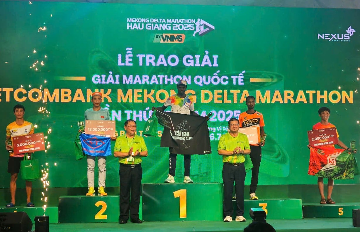 Ban tổ chức trao giải cho các vận động viên chinh phục và chiến thắng các cự ly tại Giải Marathon Quốc tế Vietcombank Mekong Delta lần thứ VI - 2025. Ảnh: Trung Chánh. Ban tổ chức trao giải cho các vận động viên chinh phục và chiến thắng các cự ly tại Giải Marathon Quốc tế Vietcombank Mekong Delta lần thứ VI - 2025. Ảnh: Trung Chánh.