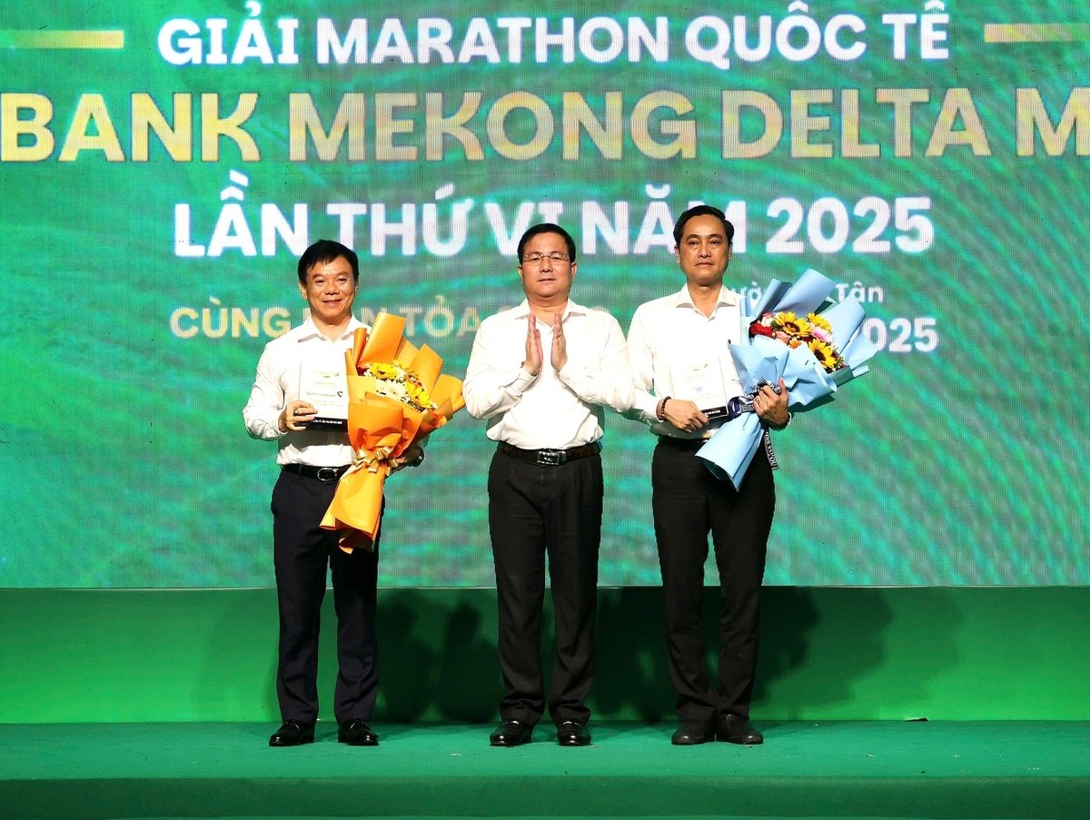 Ông Trần Văn Huyến, Phó Bí thư Thành ủy Cần Thơ, trao hoa và tặng kỷ niệm chương tri ân nhà tài trợ thương hiệu và nhà tài trợ kim cương của giải. Ảnh: Trung Chánh. Ông Trần Văn Huyến, Phó Bí thư Thành ủy Cần Thơ, trao hoa và tặng kỷ niệm chương tri ân nhà tài trợ thương hiệu và nhà tài trợ kim cương của giải. Ảnh: Trung Chánh.