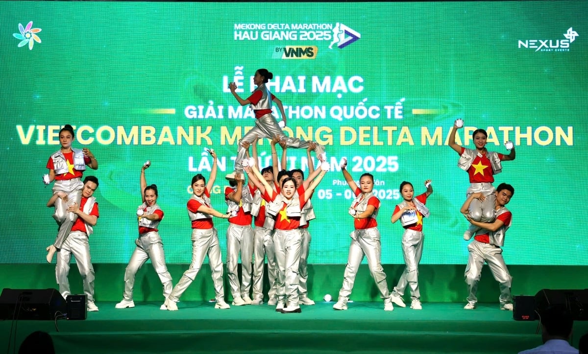 Tiết mục văn nghệ chào mừng tại Lễ khai mạc Giải Marathon Quốc tế Vietcombank Mekong Delta Marathon lần thứ VI - năm 2025. Ảnh: Trung Chánh. Tiết mục văn nghệ chào mừng tại Lễ khai mạc Giải Marathon Quốc tế Vietcombank Mekong Delta Marathon lần thứ VI - năm 2025. Ảnh: Trung Chánh.
