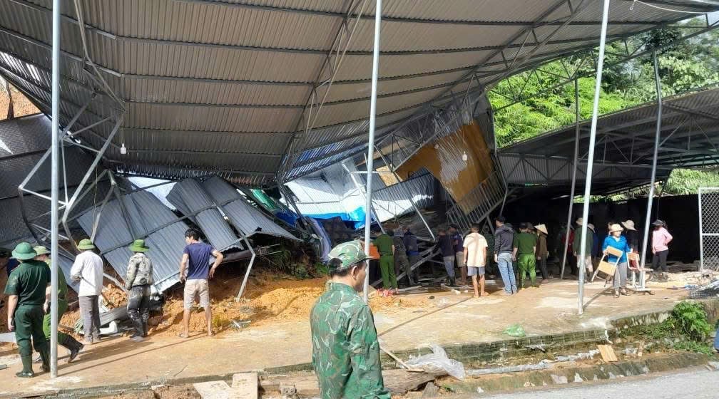 Căn nhà đang hoàn thiện của anh Phạm Trung Kiên ở bản Na Khướng, xã biên giới Na Loi bị sạt lở vùi lấp một phần. Ảnh: Vi Tuấn.
