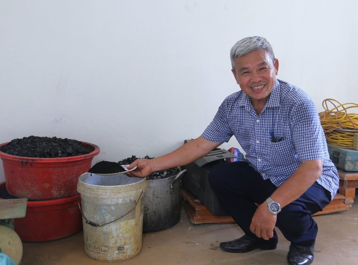 Ông Phạm Xuân Dũng, 68 tuổi, Chủ tịch Hội người cao tuổi xã Cao Sơn (tình Hòa Bình) cho biết, than sinh học mang lại hiệu quả cải tạo đất rõ rệt và được người dân ủng hộ. Ảnh: TN. Ông Phạm Xuân Dũng, 68 tuổi, Chủ tịch Hội người cao tuổi xã Cao Sơn (tình Hòa Bình) cho biết, than sinh học mang lại hiệu quả cải tạo đất rõ rệt và được người dân ủng hộ. Ảnh: TN.