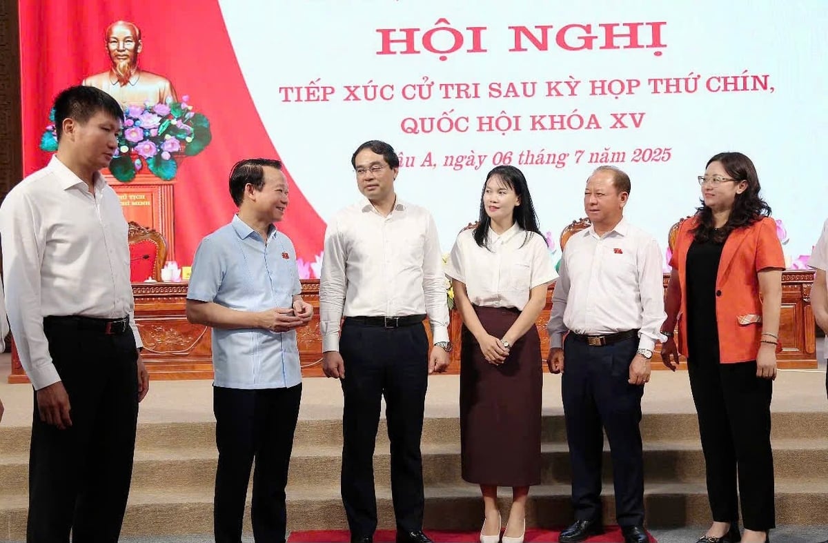 Bộ trưởng Đỗ Đức Duy trao đổi với các đại biểu tại buổi tiếp xúc cử tri. Ảnh: Thanh Tiến. Bộ trưởng Đỗ Đức Duy trao đổi với các đại biểu tại buổi tiếp xúc cử tri. Ảnh: Thanh Tiến.