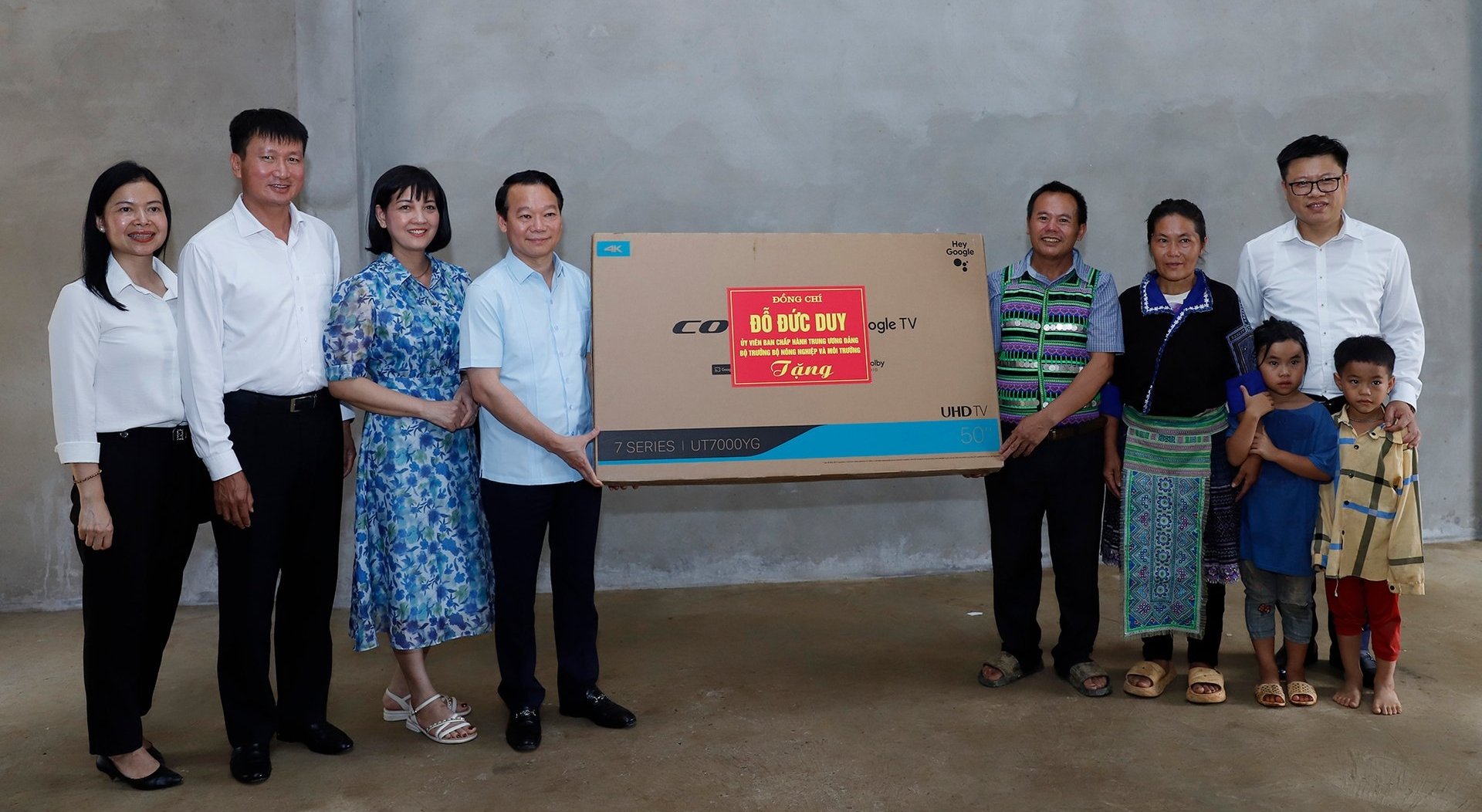 Bộ trưởng Đỗ Đức Duy và Chủ tịch UBND tỉnh Trần Huy Tuấn cùng đoàn công tác tặng quà cho gia đình anh Giàng A Mang, thôn Tấu Dưới, xã Trạm Tấu. Ảnh: Khương Trung. Bộ trưởng Đỗ Đức Duy và Chủ tịch UBND tỉnh Trần Huy Tuấn cùng đoàn công tác tặng quà cho gia đình anh Giàng A Mang, thôn Tấu Dưới, xã Trạm Tấu. Ảnh: Khương Trung.