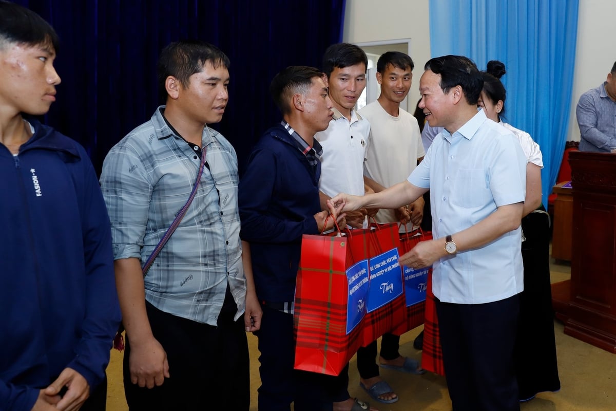 Bộ trưởng Đỗ Đức Duy trao quà cho các hộ nghèo trên địa bàn 2 xã Hạnh Phúc và Trạm Tấu. Ảnh: Khương Trung. Bộ trưởng Đỗ Đức Duy trao quà cho các hộ nghèo trên địa bàn 2 xã Hạnh Phúc và Trạm Tấu. Ảnh: Khương Trung.