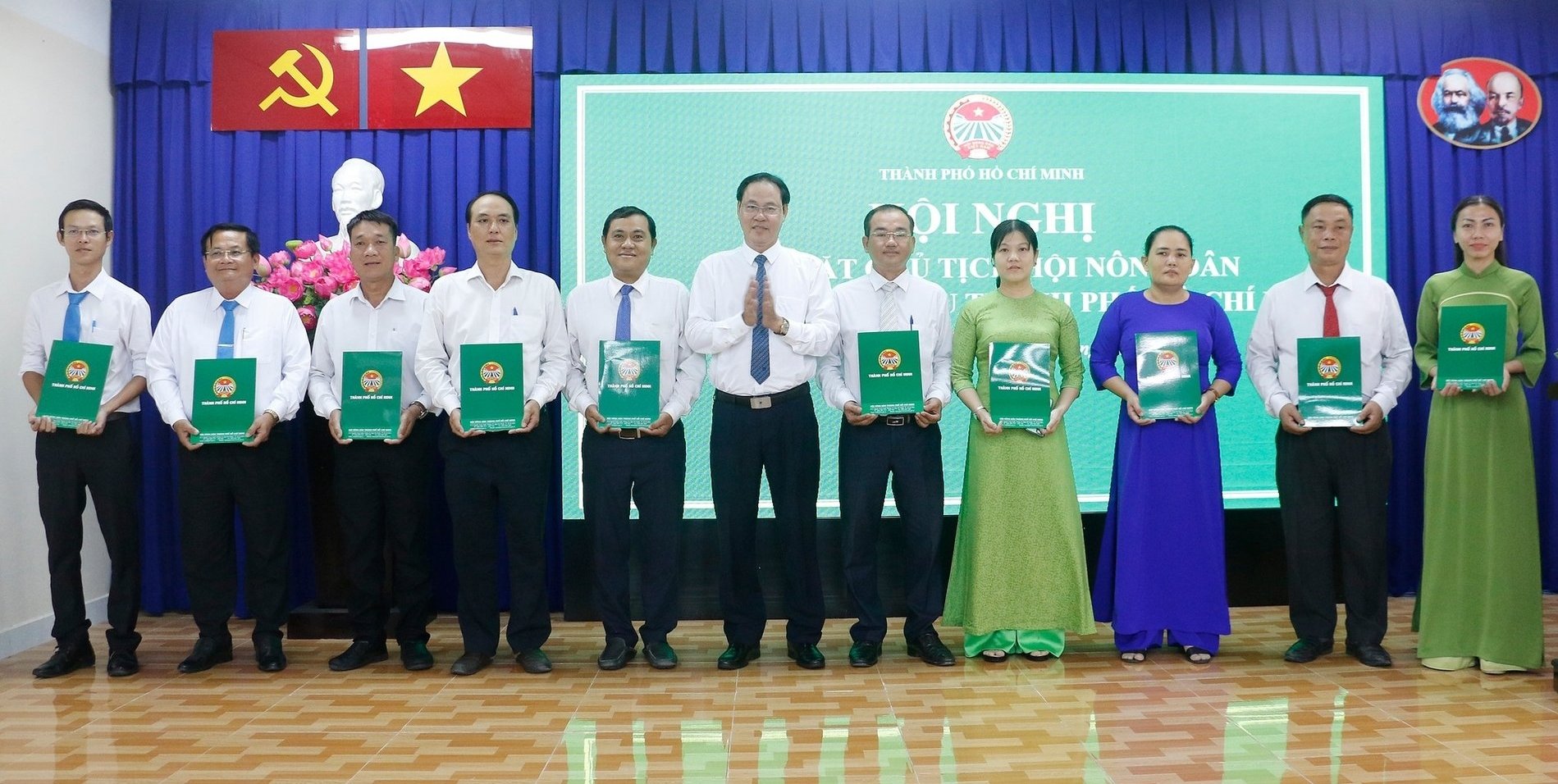 Ông Nguyễn Thành Trung, Thành ủy viên, Phó Chủ tịch Ủy ban MTTQ Việt Nam Thành phố, Chủ tịch Hội Nông dân TP.HCM trao quyết định cho Chủ tịch Hội Nông dân xã, phường, đặc khu trên địa bàn TP.HCM. Ảnh: Thế Dương. Ông Nguyễn Thành Trung, Thành ủy viên, Phó Chủ tịch Ủy ban MTTQ Việt Nam Thành phố, Chủ tịch Hội Nông dân TP.HCM trao quyết định cho Chủ tịch Hội Nông dân xã, phường, đặc khu trên địa bàn TP.HCM. Ảnh: Thế Dương.