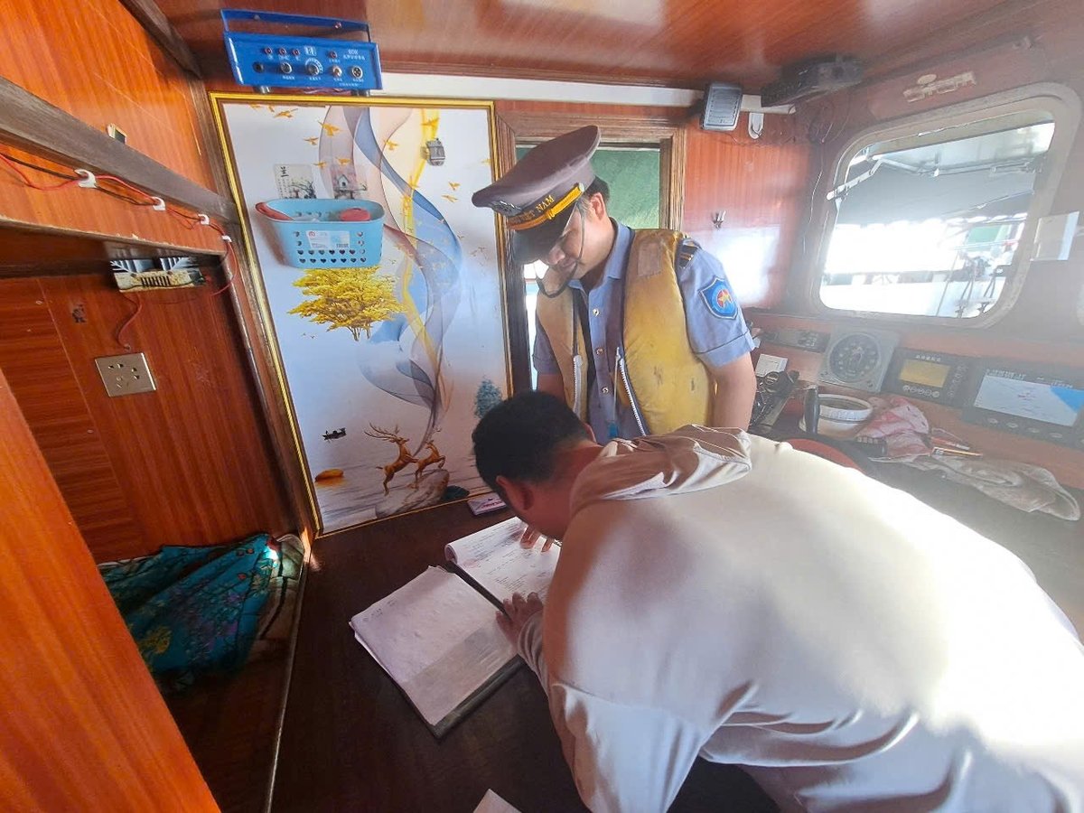 Fisheries surveillance forces inspect and handle violations of fishing vessels in the Gulf of Tonkin. Photo: Dinh Muoi.