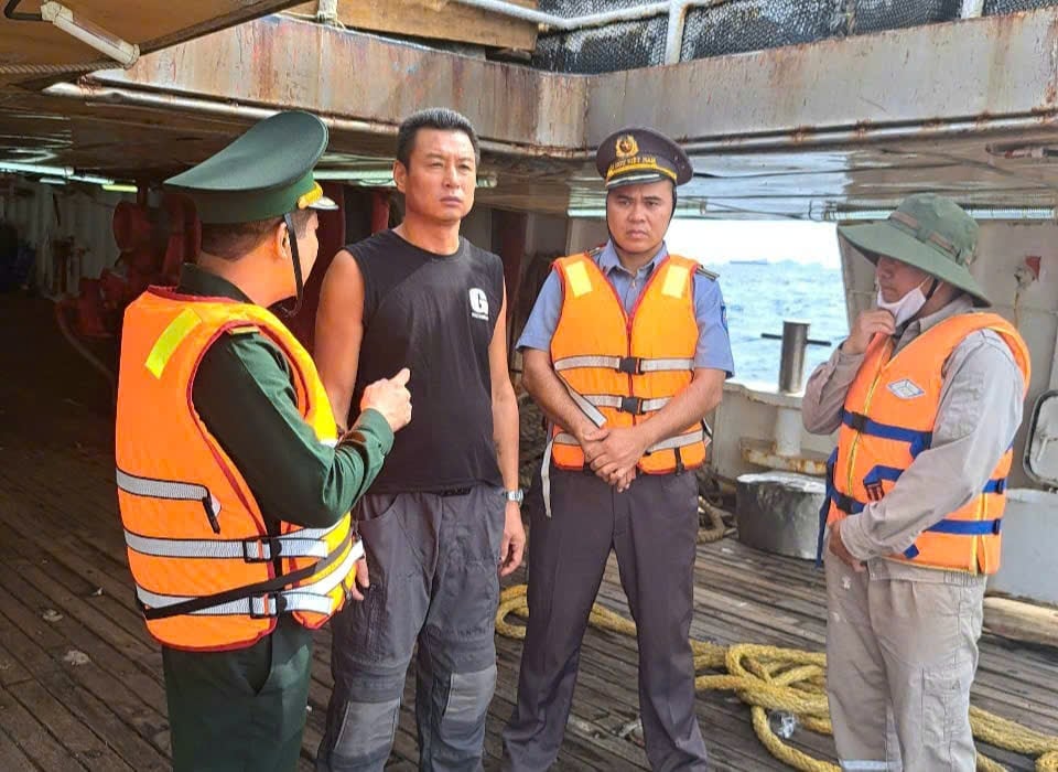 Fisheries surveillance forces and Border Guards disseminate laws to fishermen. Photo: Dinh Muoi.