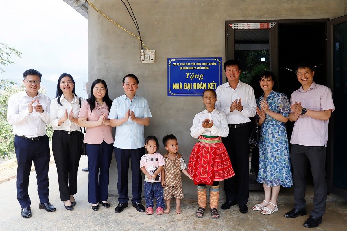 Bộ trưởng Đỗ Đức Duy và Chủ tịch UBND tỉnh Trần Huy Tuấn cùng đoàn công tác tặng quà cho gia đình chị Sùng Thị Dùa, thôn Tấu Dưới, xã Trạm Tấu. Ảnh: Khương Trung. Bộ trưởng Đỗ Đức Duy và Chủ tịch UBND tỉnh Trần Huy Tuấn cùng đoàn công tác tặng quà cho gia đình chị Sùng Thị Dùa, thôn Tấu Dưới, xã Trạm Tấu. Ảnh: Khương Trung.