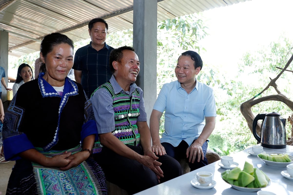Bộ trưởng Đỗ Đức Duy trò chuyện với gia đình anh Giàng A Mang, thôn Tấu Dưới, xã Trạm Tấu. Ảnh: Khương Trung. Bộ trưởng Đỗ Đức Duy trò chuyện với gia đình anh Giàng A Mang, thôn Tấu Dưới, xã Trạm Tấu. Ảnh: Khương Trung.