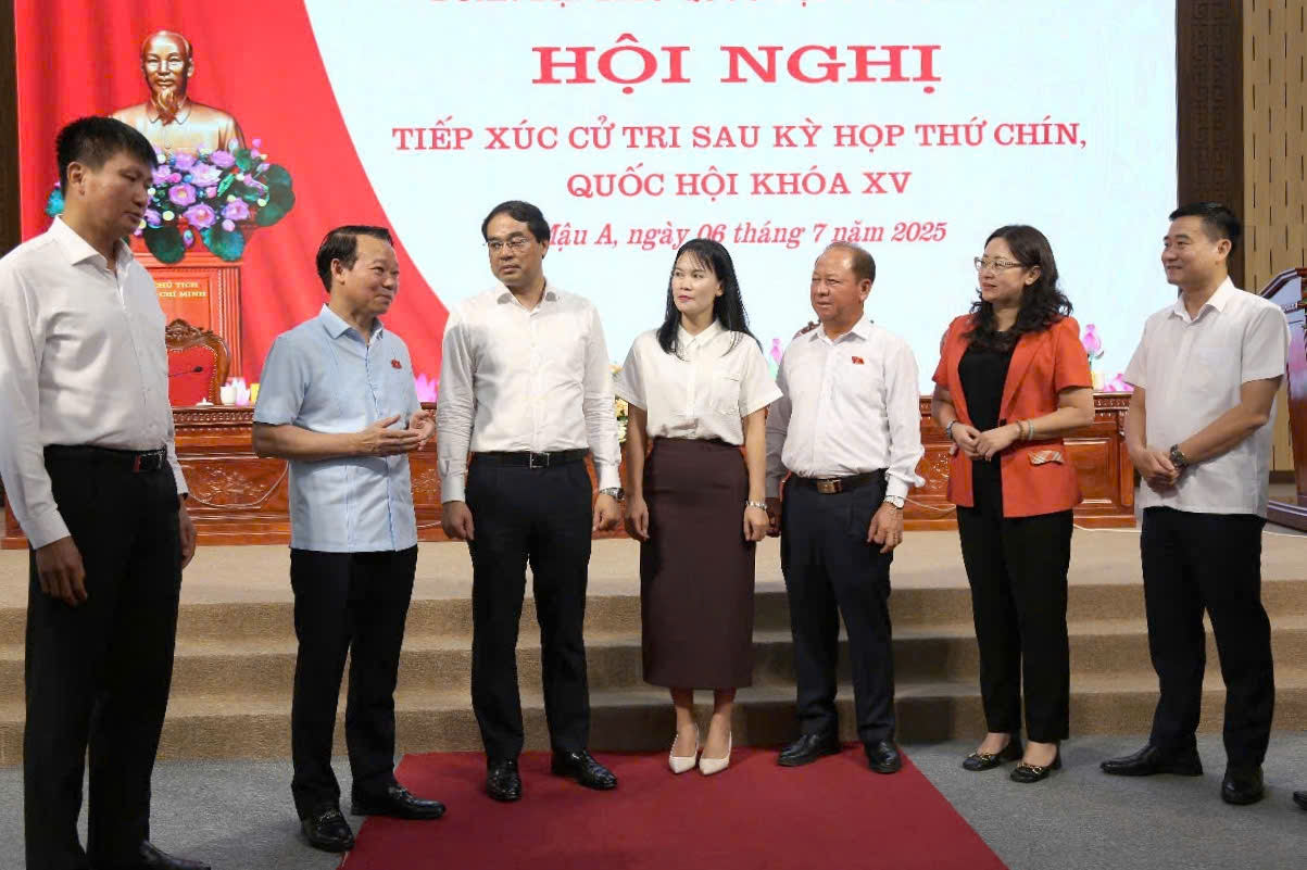 Bộ trưởng Đỗ Đức Duy trao đổi với các đại biểu tại buổi tiếp xúc cử tri. Ảnh: Thanh Tiến.