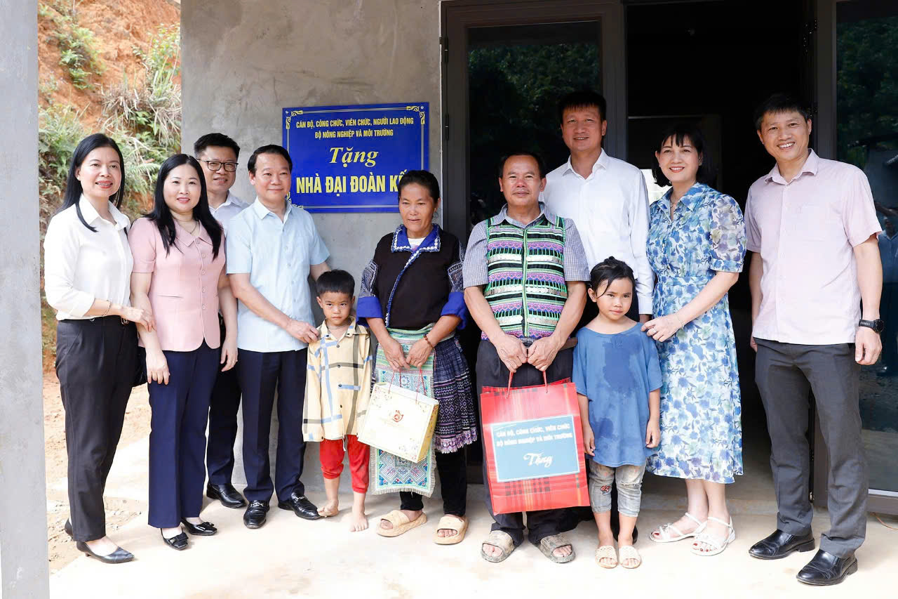 Bộ trưởng Đỗ Đức Duy và Chủ tịch UBND tỉnh Trần Huy Tuấn cùng đoàn công tác tặng quà cho gia đình anh Giàng A Mang, thôn Tấu Dưới, xã Trạm Tấu. Ảnh: Khương Trung.