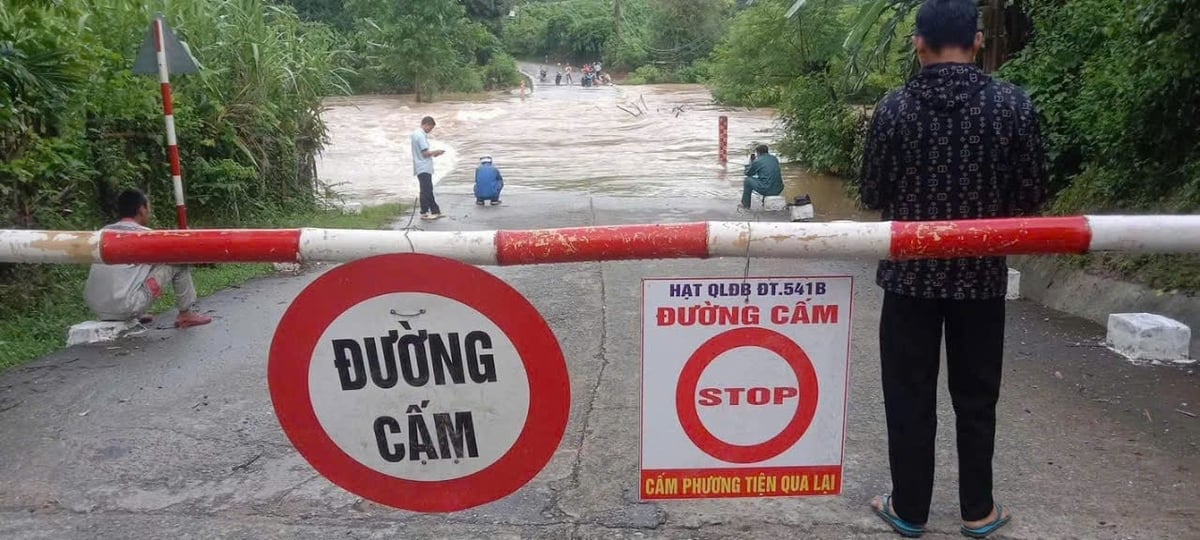 Lực lượng chức năng phải cấm đường để đảm bảo an toàn cho người dân. Ảnh: Vương Triều. Lực lượng chức năng phải cấm đường để đảm bảo an toàn cho người dân. Ảnh: Vương Triều.
