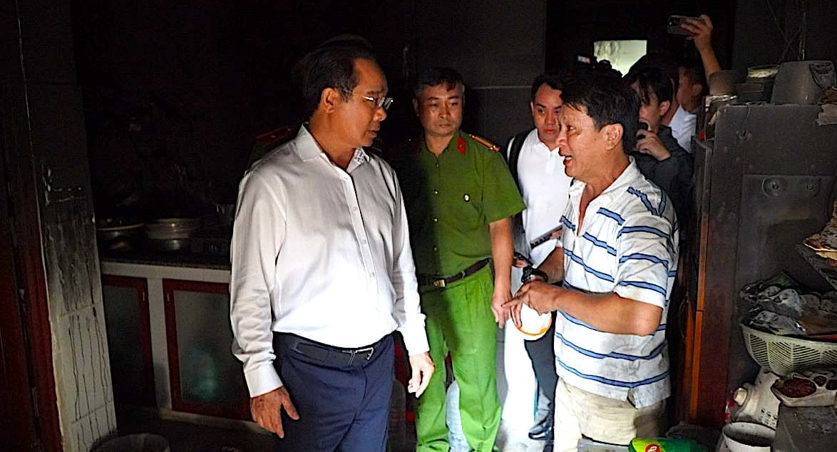 Chủ tịch UBND TP.HCM Nguyễn Văn Được xuống hiện trường vụ cháy cư xá Độc Lập, động viên, thăm hỏi gia đình các nạn nhân. Ảnh: HT. Chủ tịch UBND TP.HCM Nguyễn Văn Được xuống hiện trường vụ cháy cư xá Độc Lập, động viên, thăm hỏi gia đình các nạn nhân. Ảnh: HT.