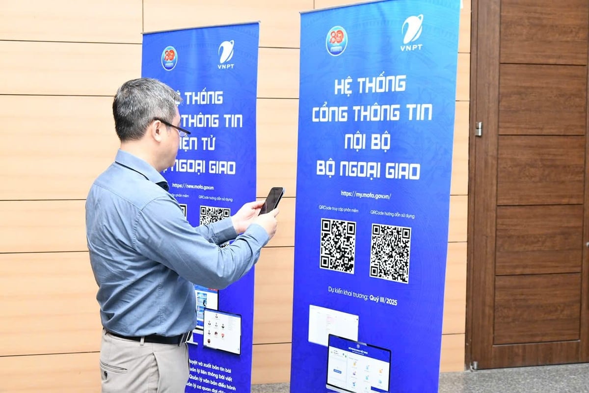 Đại biểu quét mã truy cập hướng dẫn sử dụng Hệ thống Cổng thông tin nội bộ Bộ Ngoại giao. Ảnh: Hưng Mai. Đại biểu quét mã truy cập hướng dẫn sử dụng Hệ thống Cổng thông tin nội bộ Bộ Ngoại giao. Ảnh: Hưng Mai.