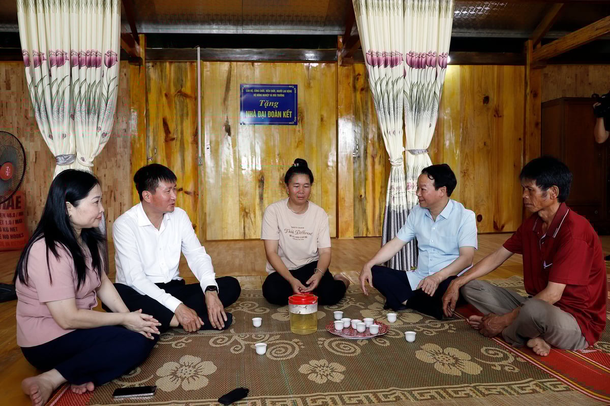 Bộ trưởng Đỗ Đức Duy và Chủ tịch UBND tỉnh Trần Huy Tuấn cùng đoàn công tác thăm gia đình anh Lò Văn Luân, tổ 3, xã Hạnh Phúc. Ảnh: Khương Trung. Bộ trưởng Đỗ Đức Duy và Chủ tịch UBND tỉnh Trần Huy Tuấn cùng đoàn công tác thăm gia đình anh Lò Văn Luân, tổ 3, xã Hạnh Phúc. Ảnh: Khương Trung.