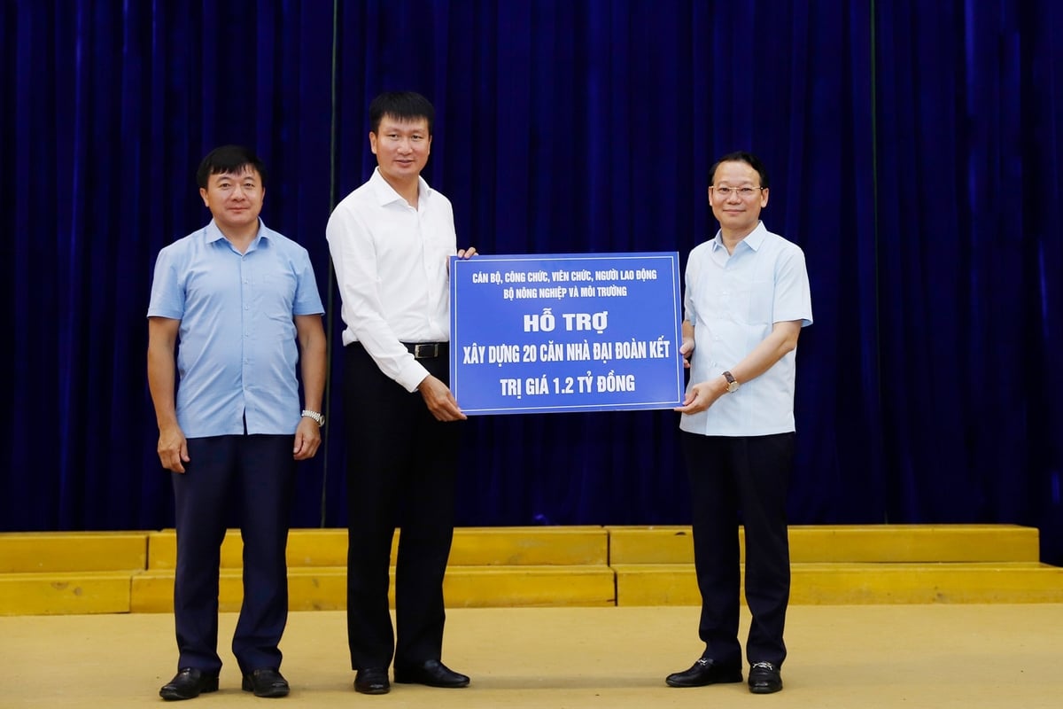 Bộ trưởng Đỗ Đức Duy trao kinh phí (20 căn nhà, trị giá 1,2 tỷ đồng) của Bộ Nông nghiệp và Môi trường hỗ trợ làm nhà Đại đoàn kết tại tỉnh Lào Cai cho Chủ tịch UBND tỉnh Trần Huy Tuấn. Ảnh: Khương Trung. Bộ trưởng Đỗ Đức Duy trao kinh phí (20 căn nhà, trị giá 1,2 tỷ đồng) của Bộ Nông nghiệp và Môi trường hỗ trợ làm nhà Đại đoàn kết tại tỉnh Lào Cai cho Chủ tịch UBND tỉnh Trần Huy Tuấn. Ảnh: Khương Trung.