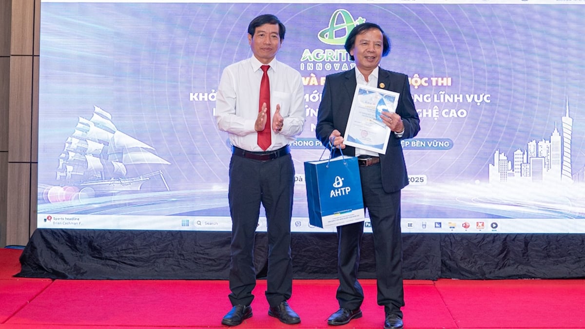 Ông Nguyễn Thanh Hiền, Phó Trưởng ban Ban Quản lý Khu Nông nghiệp công nghệ cao TP.HCM tặng quà lưu niệm cho ông Phạm Ngọc Sinh, Phó Giám đốc Sở KH-CN TP Đà Nẵng. Ảnh: Phạm Huy. Ông Nguyễn Thanh Hiền, Phó Trưởng ban Ban Quản lý Khu Nông nghiệp công nghệ cao TP.HCM tặng quà lưu niệm cho ông Phạm Ngọc Sinh, Phó Giám đốc Sở KH-CN TP Đà Nẵng. Ảnh: Phạm Huy.