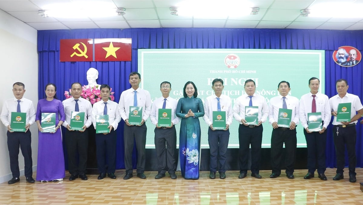 Bà Trương Thị Bích Hạnh, Ủy viên Ban Thường vụ Thành ủy, Phó Chủ tịch Thường trực Ủy ban MTTQ Việt Nam TP.HCM, trao quyết định cho Chủ tịch Hội Nông dân xã, phường, đặc khu trên địa bàn TP.HCM. Ảnh: Thế Dương. Bà Trương Thị Bích Hạnh, Ủy viên Ban Thường vụ Thành ủy, Phó Chủ tịch Thường trực Ủy ban MTTQ Việt Nam TP.HCM, trao quyết định cho Chủ tịch Hội Nông dân xã, phường, đặc khu trên địa bàn TP.HCM. Ảnh: Thế Dương.