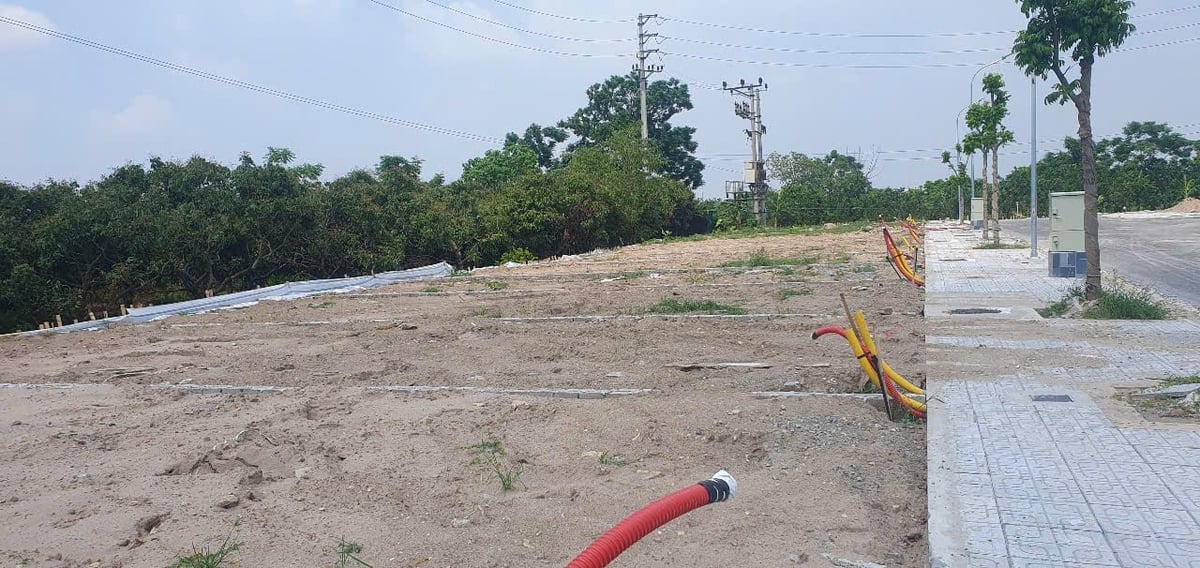 Mặc dù tháng 22/5/2025 mới được giao đất nhưng chủ đầu tư đã xây gần xong hạ tầng và đã phân lô. Ảnh: Sơn Dũng. Mặc dù tháng 22/5/2025 mới được giao đất nhưng chủ đầu tư đã xây gần xong hạ tầng và đã phân lô. Ảnh: Sơn Dũng.
