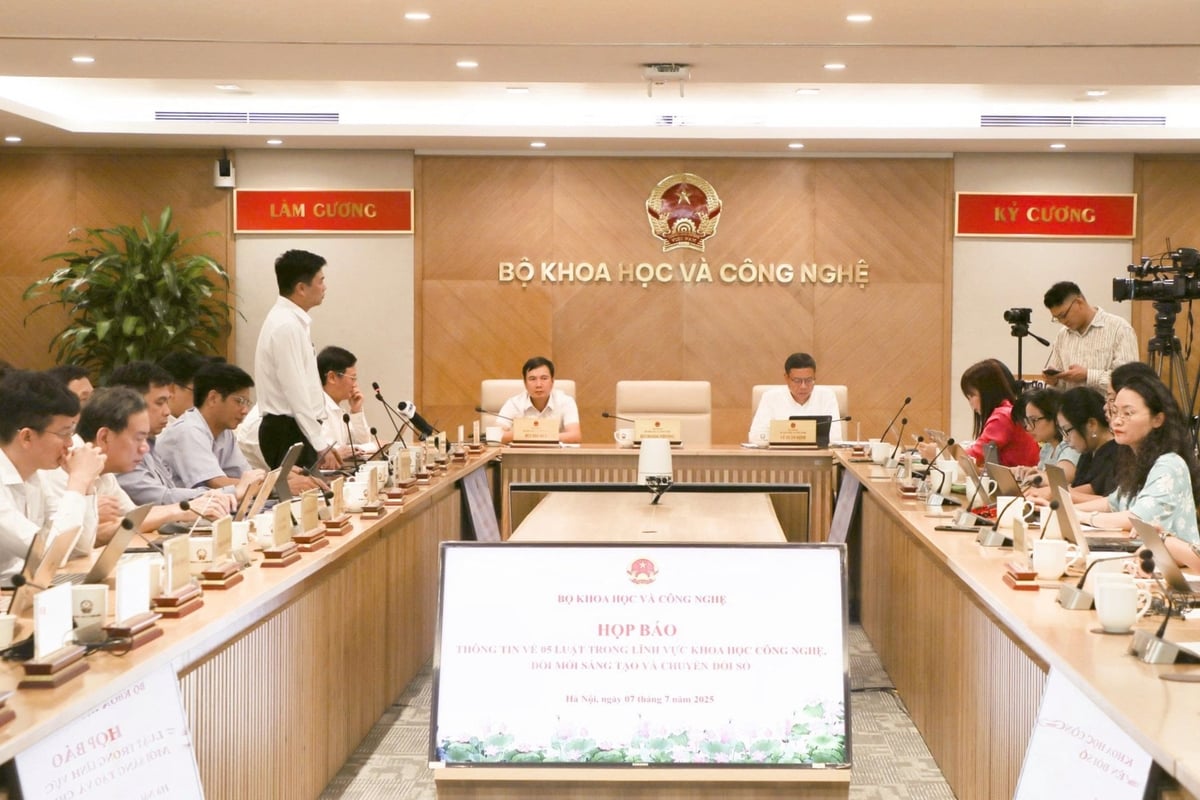 Bộ KH-CN tổ chức buổi họp báo thường kỳ tháng 7 nhằm cung cấp thông tin về 5 luật mới trong lĩnh vực khoa học công nghệ. Ảnh: Nguyễn Thủy. Bộ KH-CN tổ chức buổi họp báo thường kỳ tháng 7 nhằm cung cấp thông tin về 5 luật mới trong lĩnh vực khoa học công nghệ. Ảnh: Nguyễn Thủy.