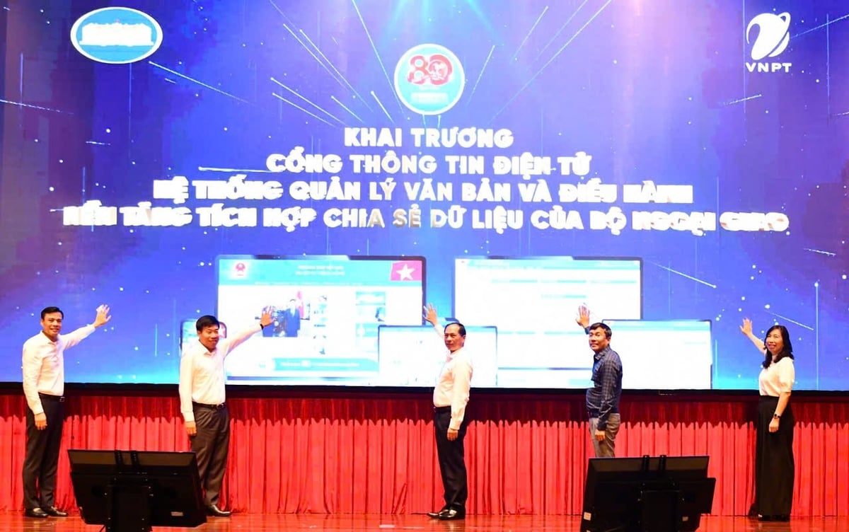 Lãnh đạo Bộ Ngoại giao thực hiện nghi lễ khai trương 3 phần mềm chuyển đổi số trọng yếu của Bộ. Ảnh: Hưng Mai. Lãnh đạo Bộ Ngoại giao thực hiện nghi lễ khai trương 3 phần mềm chuyển đổi số trọng yếu của Bộ. Ảnh: Hưng Mai.