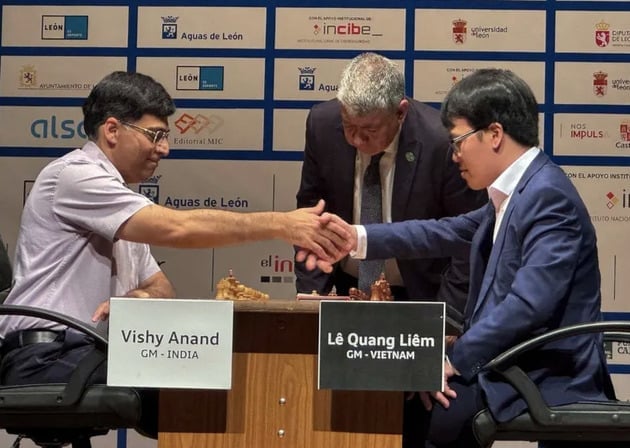 Lê Quang Liêm trong trận chung kết với Viswanathan Anand. Ảnh: CHESS. Lê Quang Liêm trong trận chung kết với Viswanathan Anand. Ảnh: CHESS.