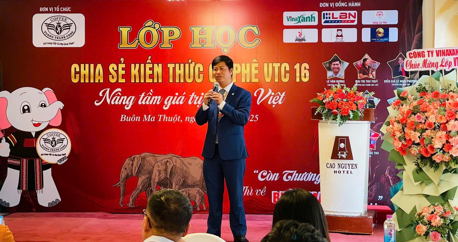 Ông Lê Văn Vương, Giám đốc Công ty TNHH Sản xuất và Thương mại Vương Thành Công, chia sẻ, mục tiêu của việc tổ chức các lớp học miễn phí là nhằm sát cánh và tiếp sức cho cộng đồng đang hoạt động trong ngành kinh doanh cà phê. Ảnh: Tuấn Phúc. Ông Lê Văn Vương, Giám đốc Công ty TNHH Sản xuất và Thương mại Vương Thành Công, chia sẻ, mục tiêu của việc tổ chức các lớp học miễn phí là nhằm sát cánh và tiếp sức cho cộng đồng đang hoạt động trong ngành kinh doanh cà phê. Ảnh: Tuấn Phúc.