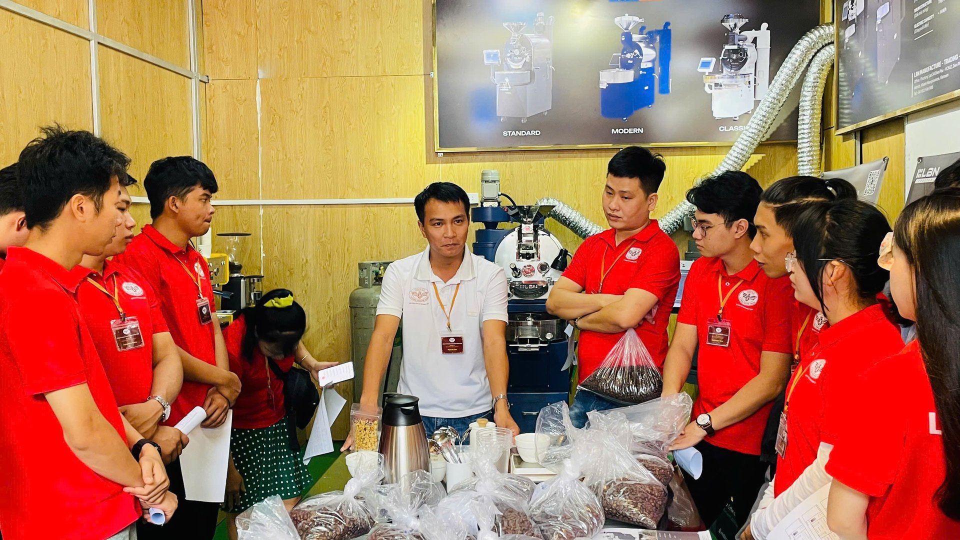 Chuyên gia Phạm Văn Thao, Viện Khoa học Kỹ thuật Nông Lâm nghiệp Tây Nguyên, trực tiếp hướng dẫn và tổ chức thực hành thử nếm cà phê tại xưởng sản xuất của Công ty Vương Thành Công. Ảnh: Tuấn Phúc. Chuyên gia Phạm Văn Thao, Viện Khoa học Kỹ thuật Nông Lâm nghiệp Tây Nguyên, trực tiếp hướng dẫn và tổ chức thực hành thử nếm cà phê tại xưởng sản xuất của Công ty Vương Thành Công. Ảnh: Tuấn Phúc.