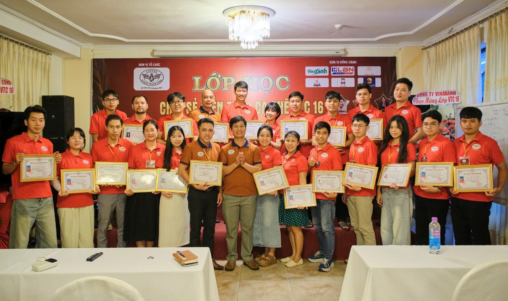 Kết thúc khóa học, các học viên được nhận chứng chỉ ghi nhận kết quả học tập. Ảnh: Tuấn Phúc. Kết thúc khóa học, các học viên được nhận chứng chỉ ghi nhận kết quả học tập. Ảnh: Tuấn Phúc.